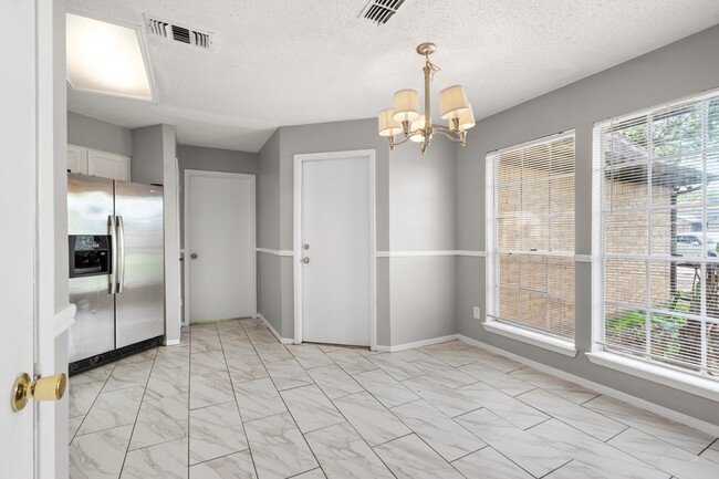 Foto del edificio - 2220 Spruce Dr