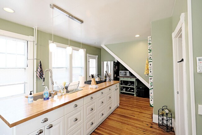 Foto del edificio - Pet-Friendly Downtown Home with Classic Charm & Modern Updates