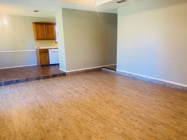 Foto del edificio - 3 bed 2 bath 2 car garage! Self Showing