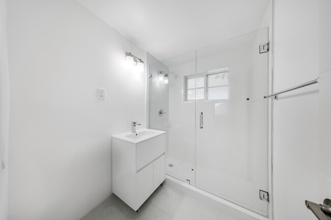 Building Photo - 6930 Rue Versailles Dr