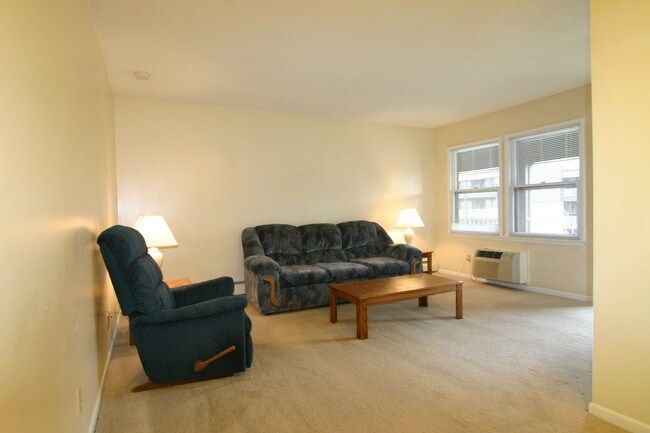 Foto del edificio - 3013 Woodland Ave