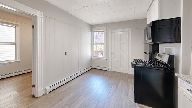 Building Photo - 346 Chelsea St
