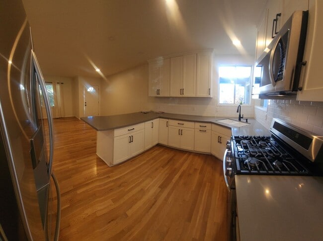 Foto del edificio - Well maintained 5 bedroom 2 bath with garage