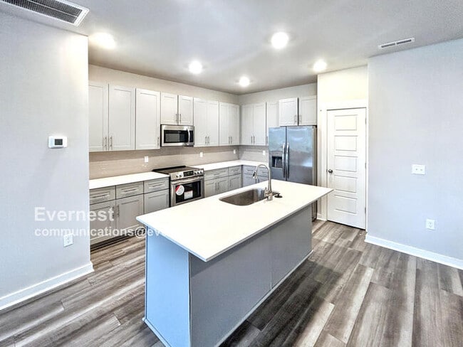 Building Photo - 549 Swanholme Dr