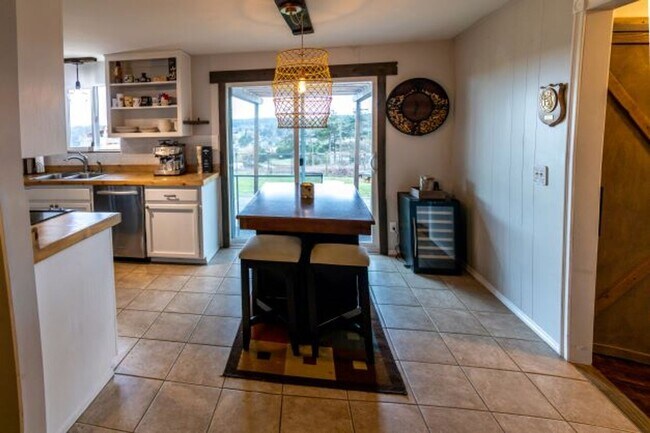 Foto del edificio - 3 Bedroom 1.5 Bath with Bonus Room
