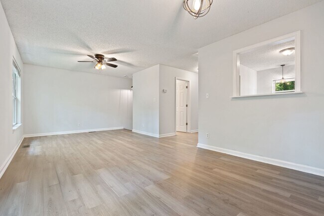 Foto del edificio - Nicely Remodeled 3 Bedroom House on Cul-de-Sac with Walkout Basement!