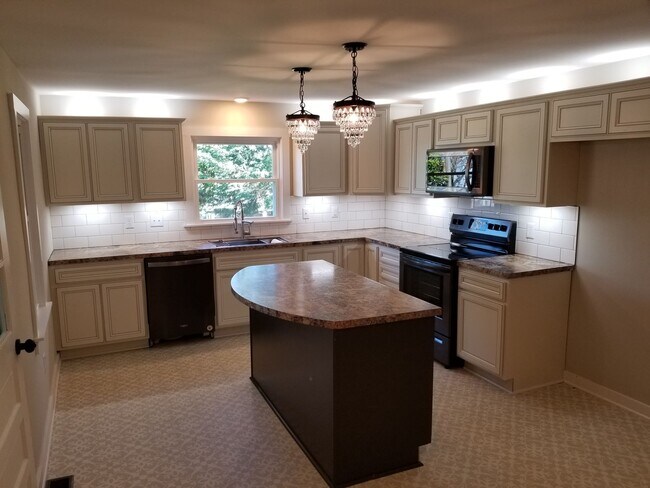 Foto del edificio - Single Family 4 BR, 3 Bath Home for Rent