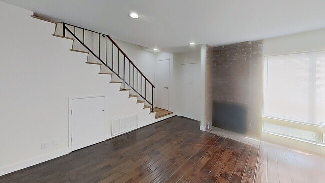Building Photo - Newly Renovated 2 Bed / 2.5 Bath Townhome in North Hills