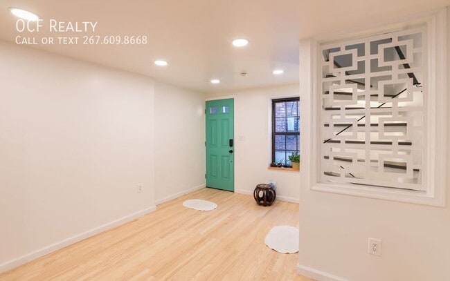 Building Photo - Three Bed Washington Sq West Trinity Style...