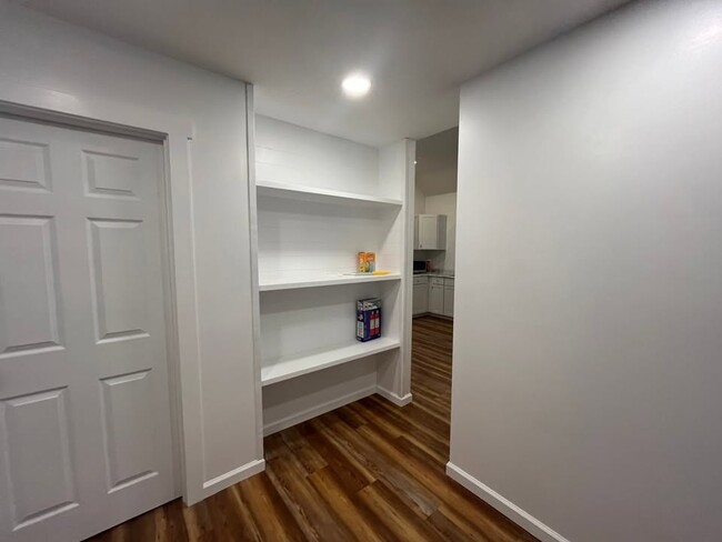 Building Photo - 560 Longcoy Ave