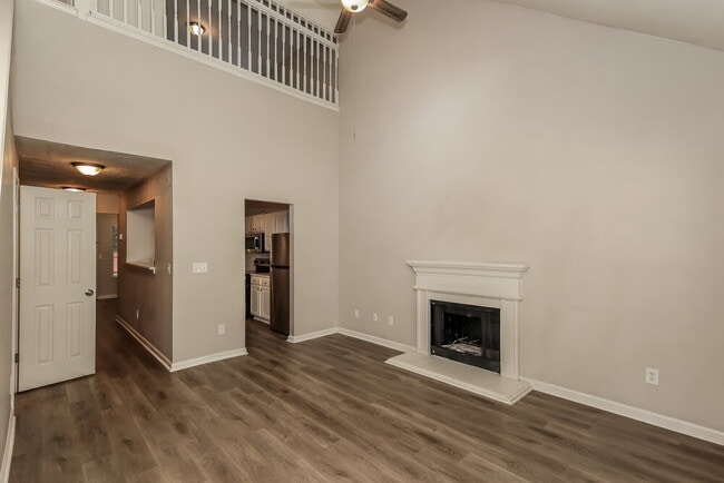 Building Photo - 4423 Ravenwood Dr