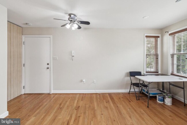 Foto del edificio - 723 Longfellow St NW