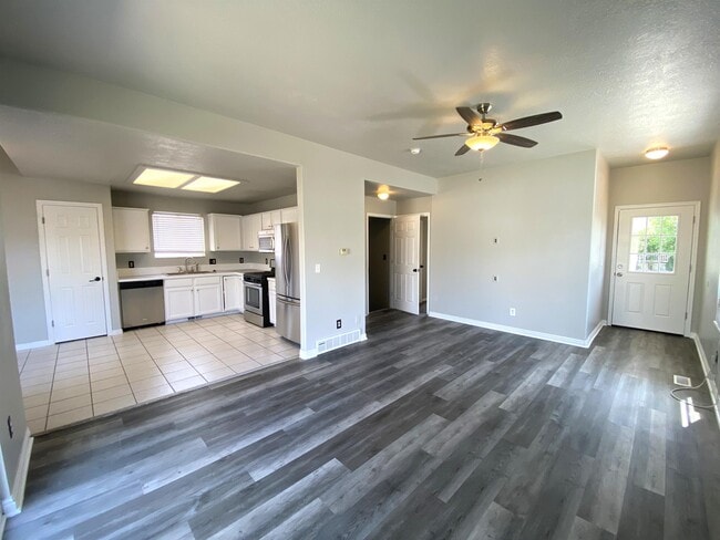 Building Photo - 1803 E Cedar Dr