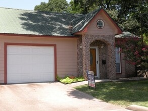 Building Photo - 822 Tangle Oaks Dr