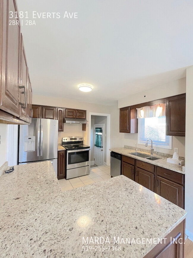 Building Photo - SPACIOUS 2-BEDROOM/1.5-BATH HOME WITH IN-G...