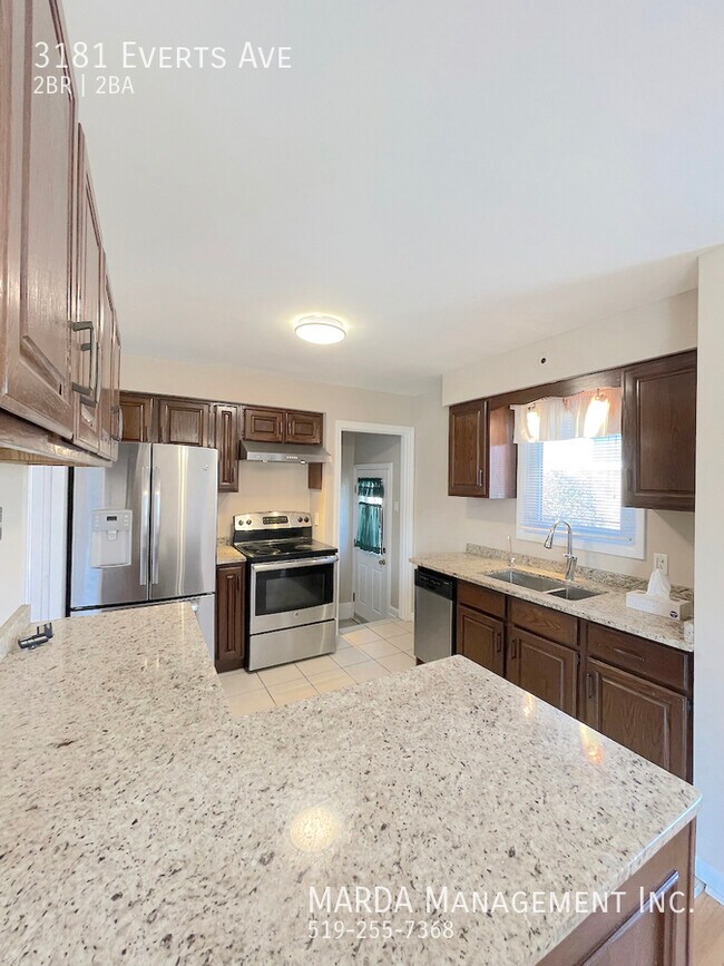 Photo du bâtiment - SPACIOUS 2-BEDROOM/1.5-BATH HOME WITH IN-G...