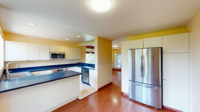 Building Photo - Stunning 2 Bed, 2.5 Bath with Ocean Views ...
