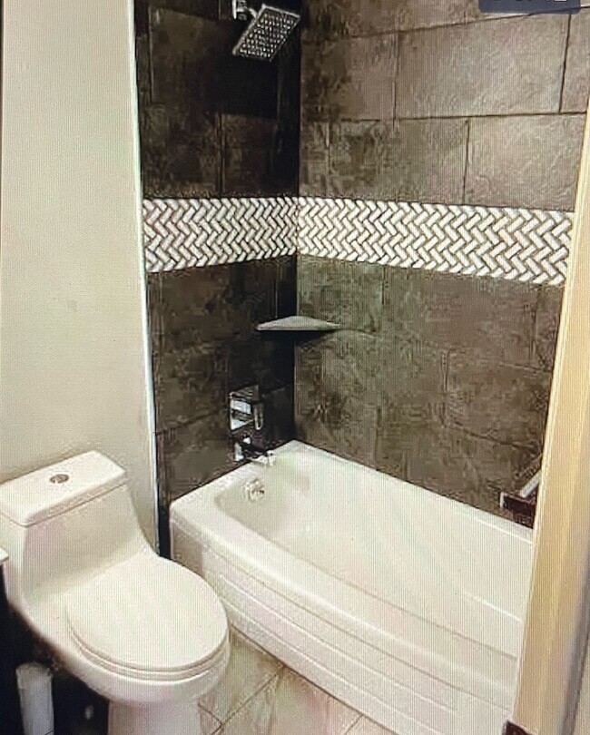 Main bathroom - 6359 Yarrow St