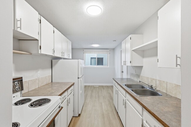 Building Photo - 4809-4852 52 St