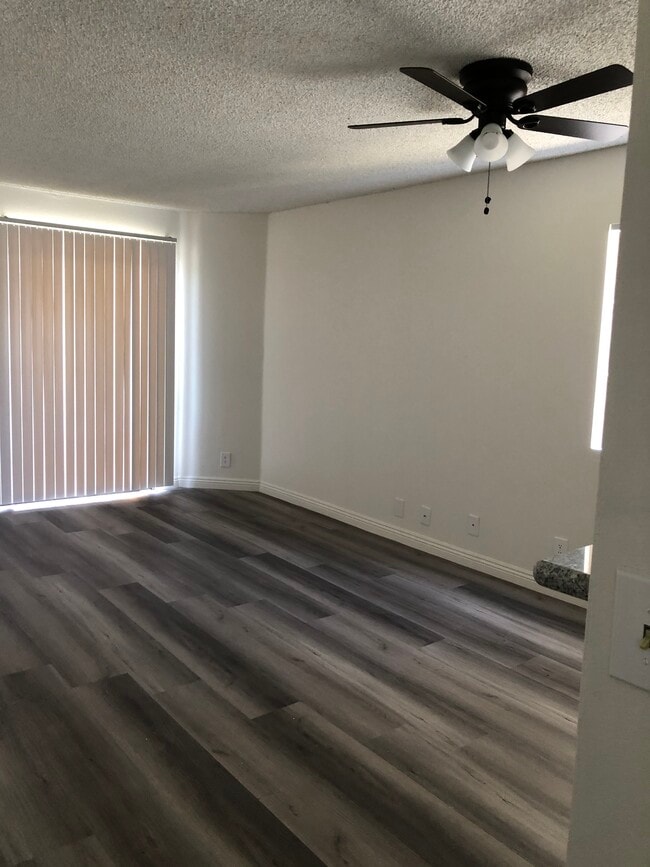 Foto del edificio - 1244 N Orange Dr