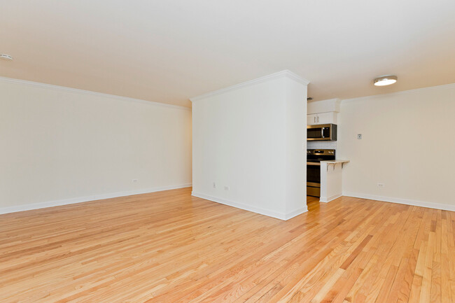 Building Photo - 1022 W Catalpa Ave