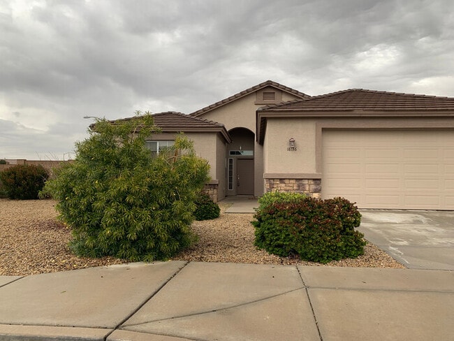 Foto del edificio - Very Nice 3 bedroom 2 bath home with a guest house