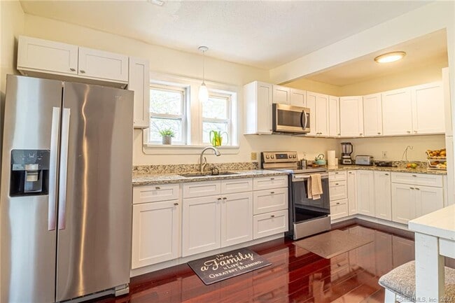 spacious kitchen - 6 Robbins Ct
