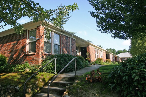 Primary Photo - Hardwood Floors, Free Wi-Fi, Pet friendly!