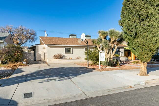 Building Photo - BOULDER CITY HOME ACROSS FROM BC HIGH SCHOOL!