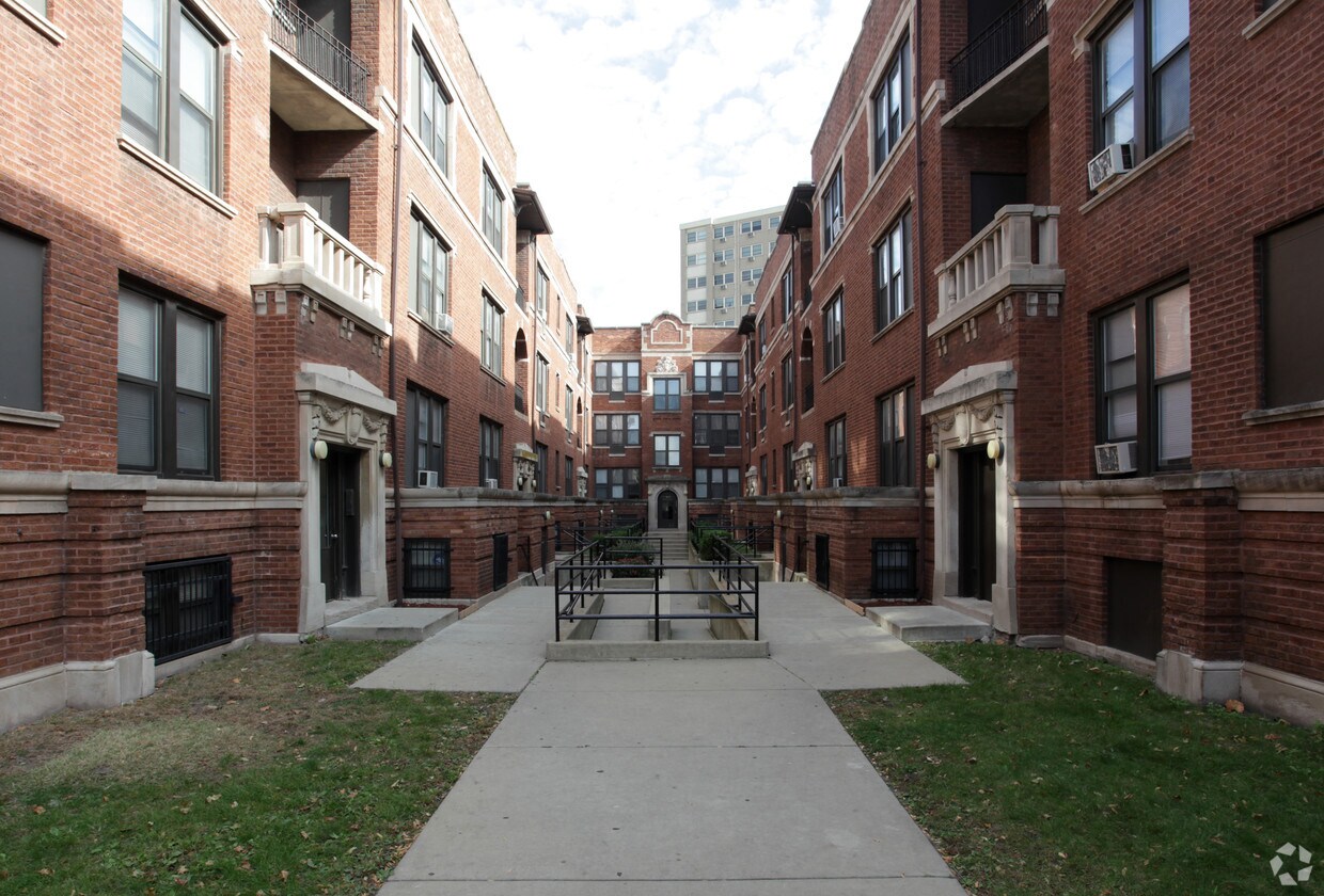 Wolcott Apartments - 4001-4013 S Ellis Ave