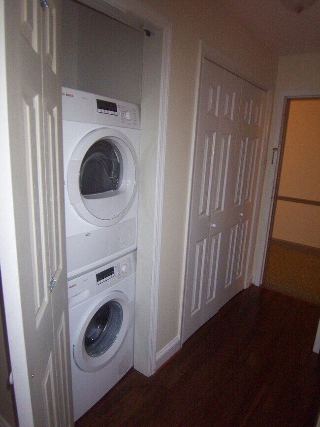 Building Photo - West End Great Studio 2 blocks from Dupont...