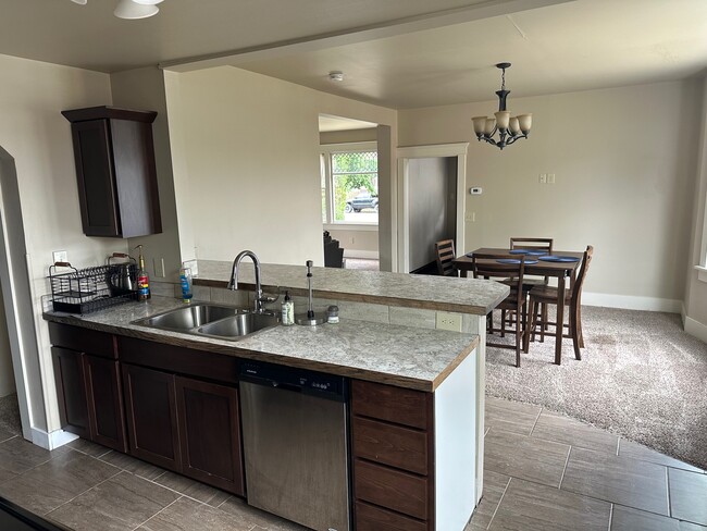 Building Photo - 518 E Augusta Ave