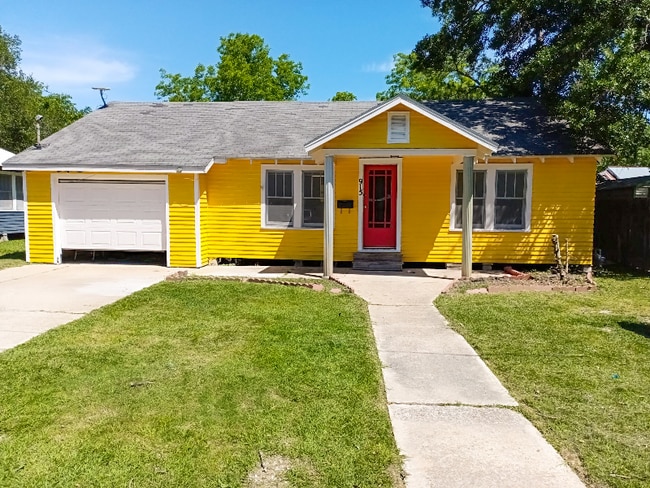 Building Photo - 915 E Ash St