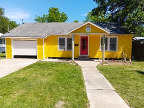 Building Photo - 915 E Ash St