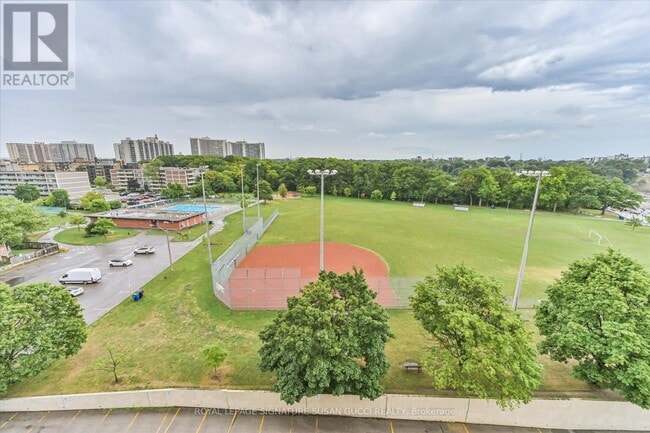 Building Photo - 1 Leaside Park Dr