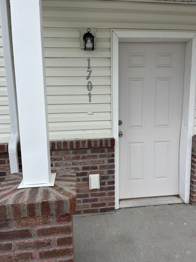 Primary Photo - 2015 Lawrence Ln