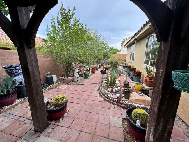 Foto del edificio - Beautiful Home with Unique Garden & New Flooring! Price Reduced!!