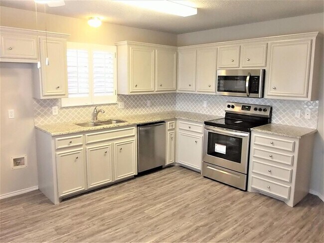 Foto del edificio - Beautifully Updated 3 bed 2 bath