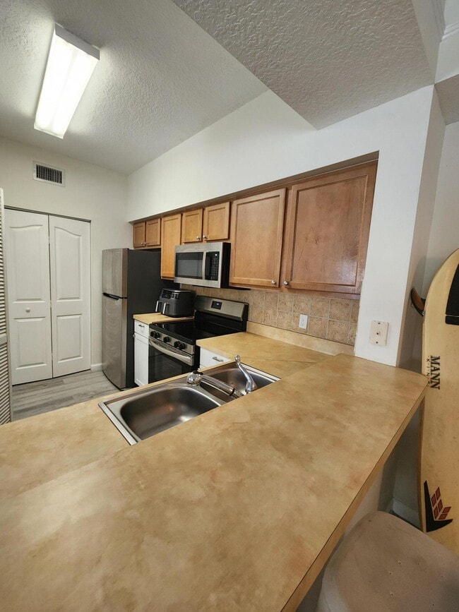 Building Photo - 2103 Myrtlewood Cir E