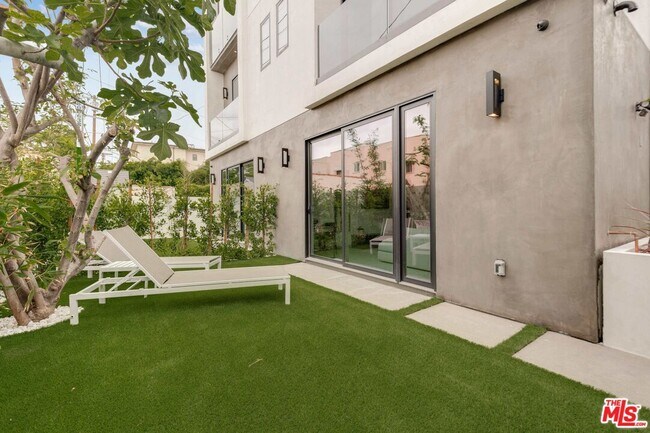 Foto del edificio - 417 1/2 N Curson Ave