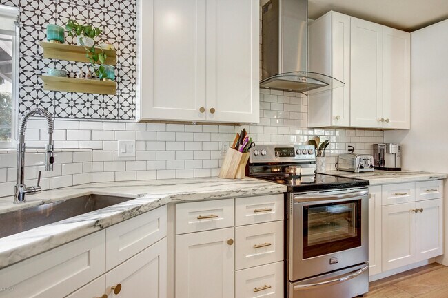 Building Photo - 3818 N 35th Pl