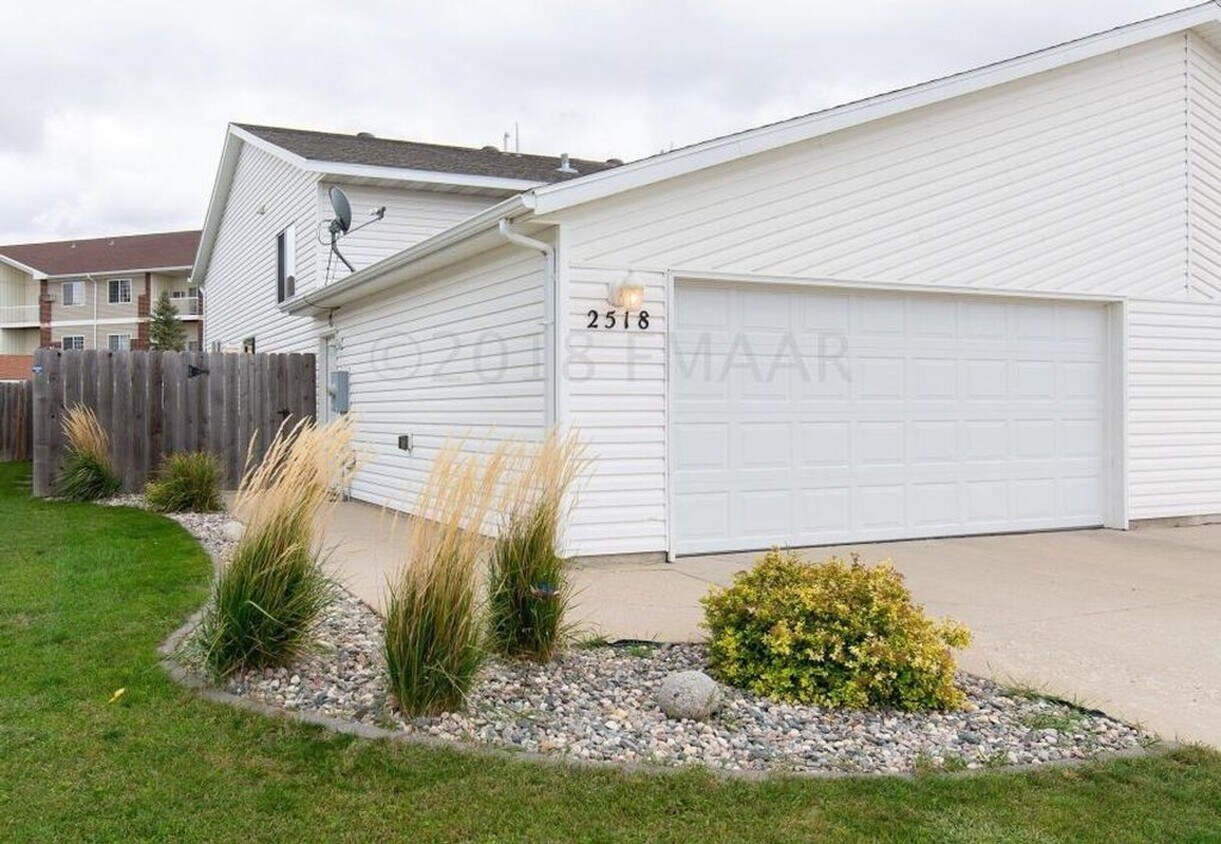 Foto principal - 3 Bedroom Townhome in South Fargo