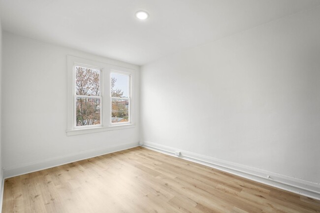 Building Photo - AVAILABLE JUNE 1ST!! FULLY RENOVATED 1-bed...