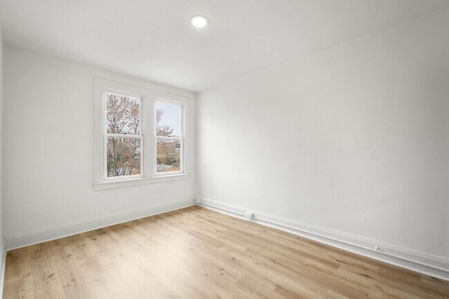 Foto del edificio - COMING JUNE 1ST!! RENOVATED 1-BEDROOM IN D...