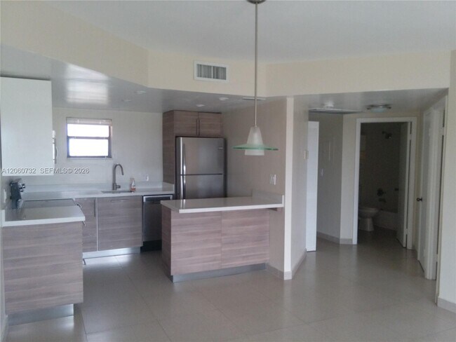 Foto del edificio - 8290 Lake Dr