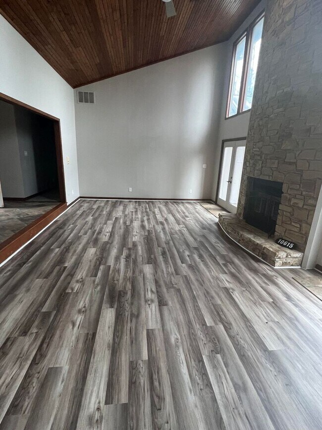 Foto del edificio - BEAUTIFUL home near Geist Reservoir!