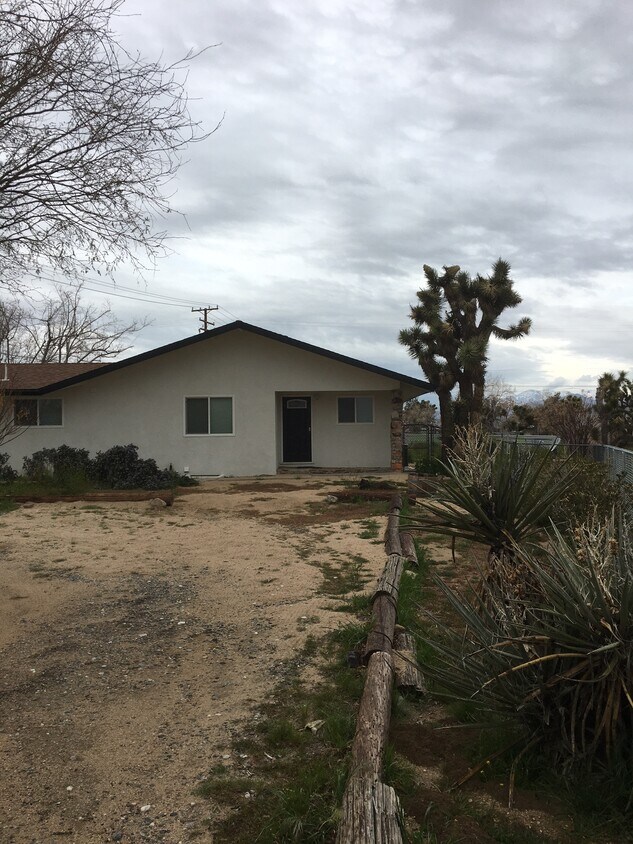 Foto principal - 7690 Barberry Ave