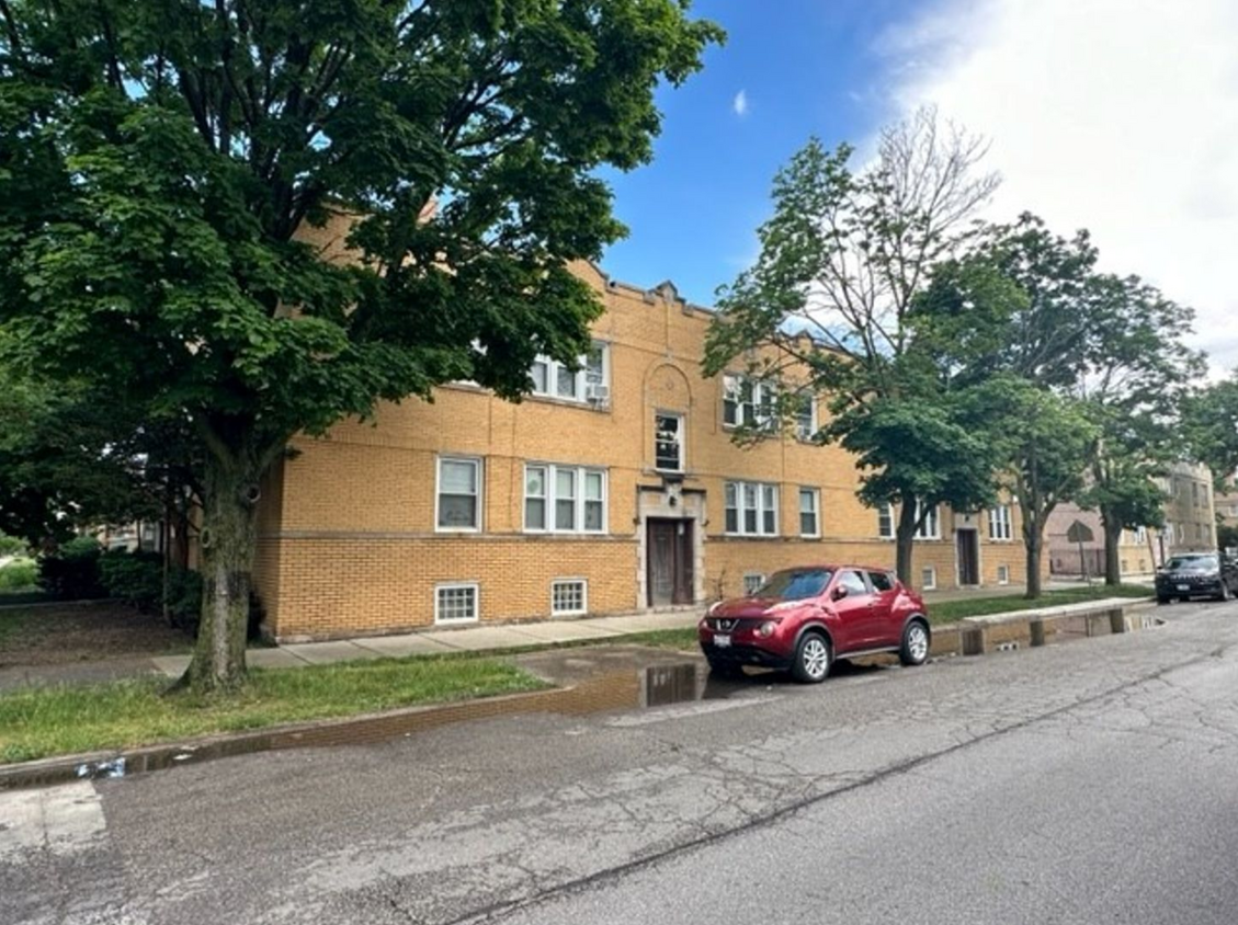 Foto principal - 5355 W Nelson St