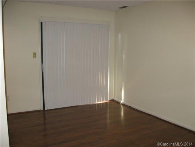 Building Photo - Renovated Townhome MInutes from Uptown Cha...