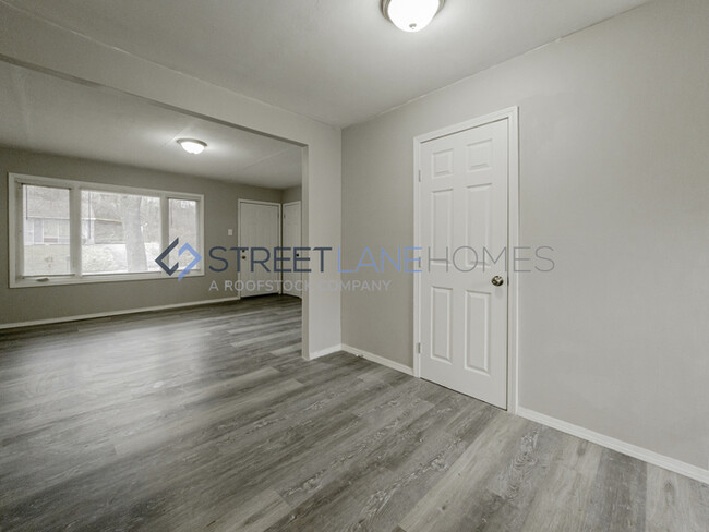 Building Photo - SIGN LEASE BY 2/28 AND GET $250 OFF FIRST ...
